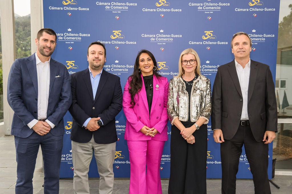 Representantes de Securitas en cena aniversario 35 años Swedcham junto a presidenta de la Cámara, Silvia Véliz, y la Embajadora de Suecia en Chile, Sofía Karlberg
